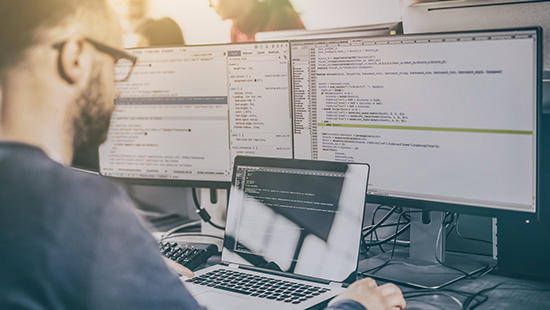 Чаще всего профессия программиста ассоциируется с замкнутым образом жизни. Это такой интроверт по натуре, так сказать, «вещь в себе». 